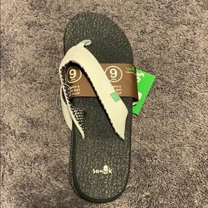 NWT woman’s Sanyo yoga mat flip flops size 9
